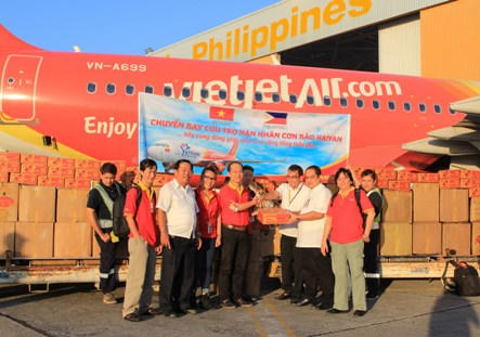 Chuyến hàng cứu trợ đầu tiên của VietJetAir đã tới Philippines